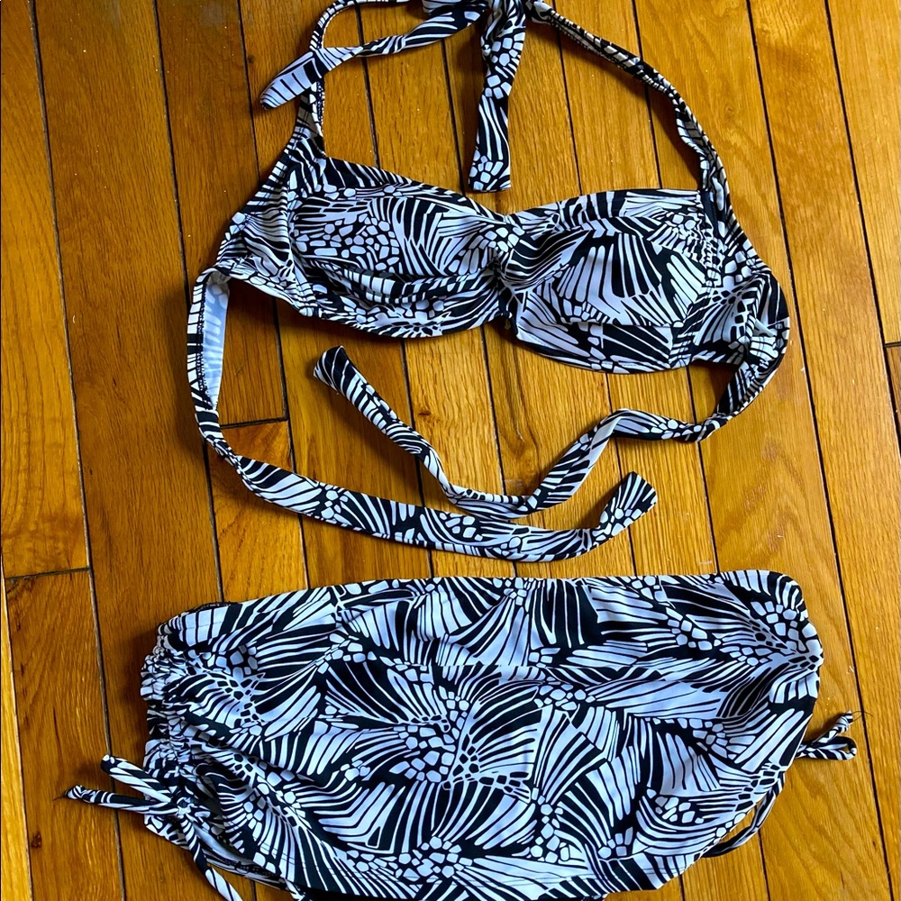 Black and white halter and skirted bikini Large top and xl bottom